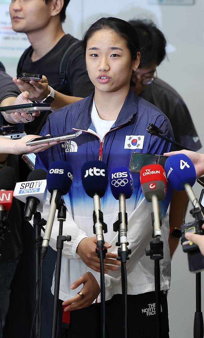 ▲ 프랑스 파리에서와 달랐다. 한국에 들어온 안세영은 말을 아꼈다. "일단 내가 드리고 싶은 말은 정말 싸우려는 의도가 아니라는 거다. 운동에만 전념하고 싶은 마음을 호소하고 싶어 말했다. 이제 막 (한국에)도착했다. 아직 협회랑 이야기한 게 없다. 팀이랑도 상의된 게 없다. 더 자세한 건 상의한 후 말하겠다"며 " 말을 자제하도록 하겠다. 내가 협회, 팀이랑 이야기 해본 게 아니어서 최대한 얘기해보고 말하도록 하겠다"고 말했다. 거침 없는 발언을 했던 금메달 직후 상황과 다르다. 일각에선 외압 의혹까지 제기한다. 실제로 대한배드민턴협회는 이날 배드민턴 선수들의 공식 기자회견을 모두 진행하지 않았다. 안세영은 취재진의 요청에 따라 짧게 인터뷰했다. 혼성복식에서 은메달을 딴 김원호, 정나은은 아예 인터뷰조차 안 했다. 대한배드민턴협회는 안세영 인터뷰가 끝나자 준비한 보도자료를 풀었다. 여기선 이해하기 힘든 해명도 있었다. 인도 오픈 기간 허벅지 부상으로 기권한 안세영이 조기 귀국을 요청했는데 묵살한 협회는 "휴일 귀국이라 치료가 어렵다고 판단했다"고 밝혔다. "인도병원 신뢰도가 떨어져서 선수의 진단 및 치료, 이용 등의 조치는 하지 않았다"고도 했다. 안세영의 부상 방치를 인정한 셈이다. ⓒ 연합뉴스