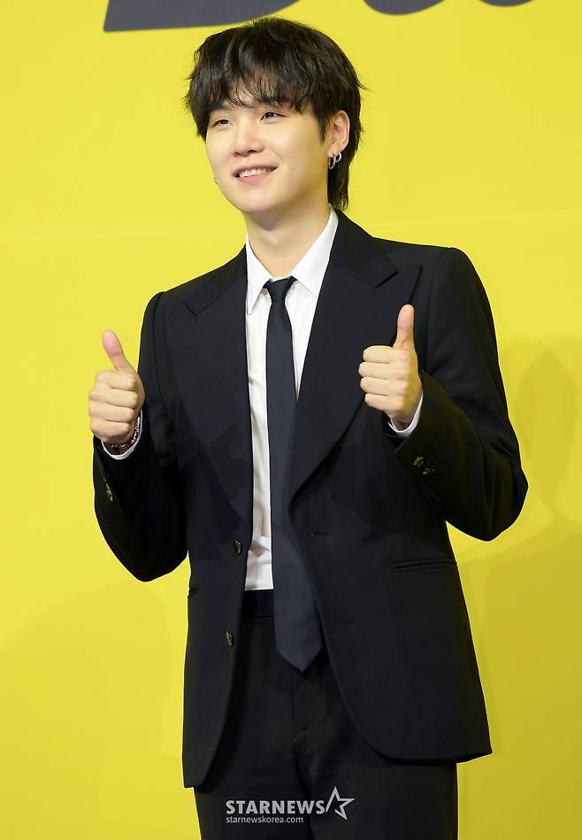 방탄소년단(BTS) 슈가가 21일 오후 서울 송파구 방이동 올림픽홀에서 진행된 새 싱글앨범 'Butter' 발매 기념 쇼케이스에서 포즈를 취하고 있다. /사진=김창현 기자 chmt@