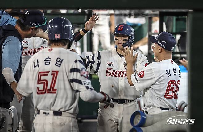 롯데 포수 손성빈은 7일 사직구장에서 열린 '2024 신한 SOL Bank KBO 리그' NC와 주중 3연전 두 번째 경기에서 9번타자 포수로 선발 출전했다. 5회말 3점 홈런을 쳐내며 팀 승리에 힘을 보탰다. 롯데 자이언츠