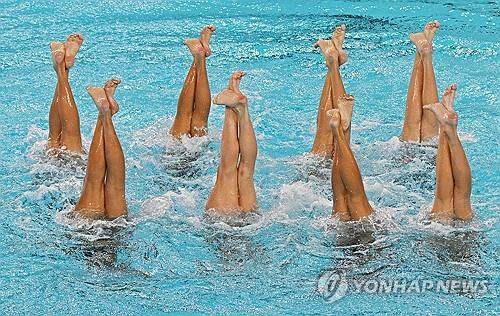 마이클 잭슨의 노래에 맞춰 '문워크'를 펼치는 미국 아티스틱스위밍 대표팀 [EPA=연합뉴스]