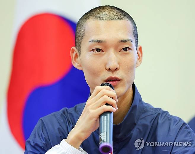 올림픽 임하는 각오 밝히는 우상혁 (퐁텐블로[프랑스]=연합뉴스) 김도훈 기자 = 2024 파리올림픽 높이뛰기에 출전하는 우상혁이 21일(현지시간) 오전 프랑스 퐁텐블로 프랑스국가방위스포츠센터(CNSD)에 마련된 대한민국 선수단의 사전 캠프 '팀코리아 파리 플랫폼'에서 열린 선수단 인터뷰에서 대회에 임하는 각오를 밝히고 있다. 2024.7.21 superdoo82@yna.co.kr