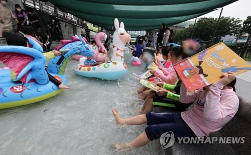 물장구 독서 [연합뉴스 자료사진]