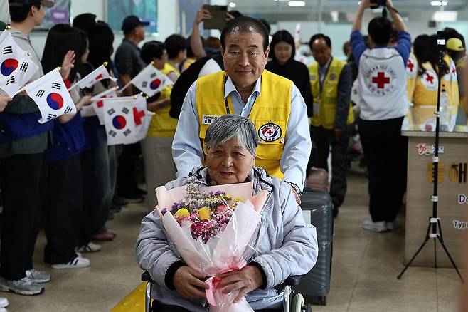 동포청, 영주귀국 사할린동포 법률 지원 시행 재외동포청은 영주귀국한 사할린동포의 정착을 지원하기 위해 무료 법률 지원을 시행한다. 사진은 지난 5월 동해항으로 입국한 영주귀국한 사할린 동포들. [재외동포청 제공. 재판매 및 DB 금지]