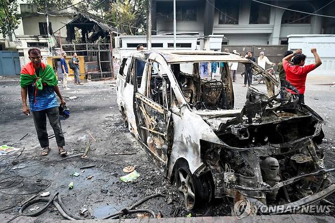 방화 후 방치된 자동차…지난 6일 방글라데시 수도 다카 [AFP 연합뉴스 자료사진. 재판매 및 DB 금지]