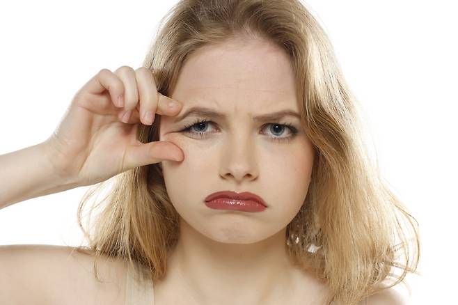 전체적으로 라인을 잡지 않고 눈꼬리만 내리면, 예쁘지도 건강하지도 않은 눈이 된다. [사진= 게티이미지뱅크]