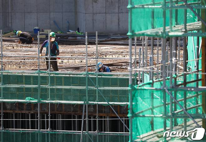 서울의 한 건설 현장에서 건설 노동자들이 작업을 하고 있다. /뉴스1 ⓒ News1 신웅수 기자