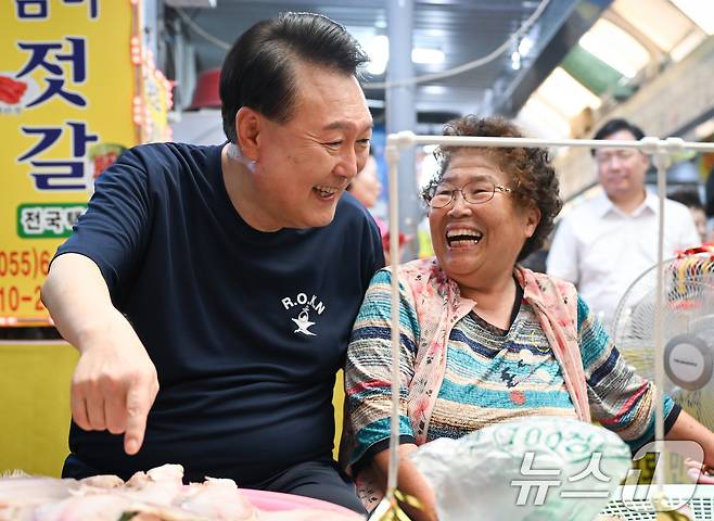 윤석열 대통령이 여름휴가 첫날인 5일 오후 경남 통영중앙시장을 찾아 상인과 대화를 나누고 있다. (대통령실 제공) 2024.8.5/뉴스1 ⓒ News1 박지혜 기자