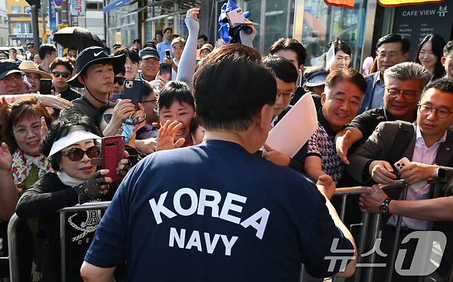 윤석열 대통령이 여름휴가 첫날인 5일 오후 경남 통영중앙시장을 찾아 시민들과 인사를 나누고 있다. (대통령실 제공) 2024.8.5/뉴스1 ⓒ News1 박지혜 기자