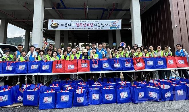 고창군 고창읍 지역사회보장협의체(공공위원장 이길수, 민간위원장 임진용)가 7일 소외되고 어려운 이웃 150세대에 여름 대표 보양식인 삼계탕 나눔 봉사활동을 펼치고 있다.(고창읍 제공)2024.8.7/뉴스1