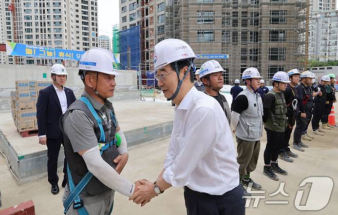 한덕수 국무총리가 8일 오전 서울 성북구 장위4구역 주택정비사업지구 폭염대비 건설현장을 방문해 건설근로자들과 인사를 하고 있다. (공동취재) 2024.8.8/뉴스1 ⓒ News1 허경 기자