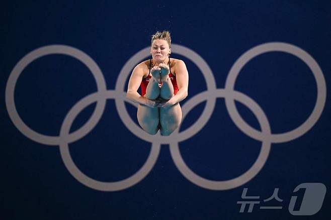 미국의 앨리슨 깁슨이 2024년 8월7일 프랑스 파리 아쿠아틱센터에서 열린 파리 올림픽 여자 다이빙 3m 스프링보드 예선 경기에 참가하고 있다. ⓒ AFP=뉴스1 ⓒ News1 김지현 기자