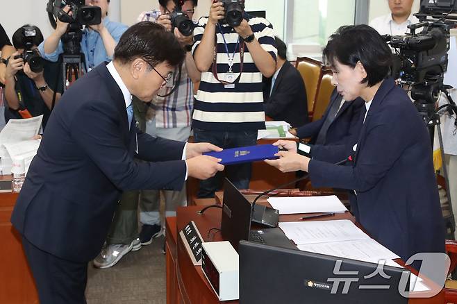 유상임 과학기술정보통신부장관 후보자가 8일 오전 서울 여의도 국회 과학기술정보방송통신위원회 전체회의장에서 열린 인사청문회에서 최민희 위원장에게 선서문을 전달하고 있다. 2024.8.8/뉴스1 ⓒ News1 이광호 기자