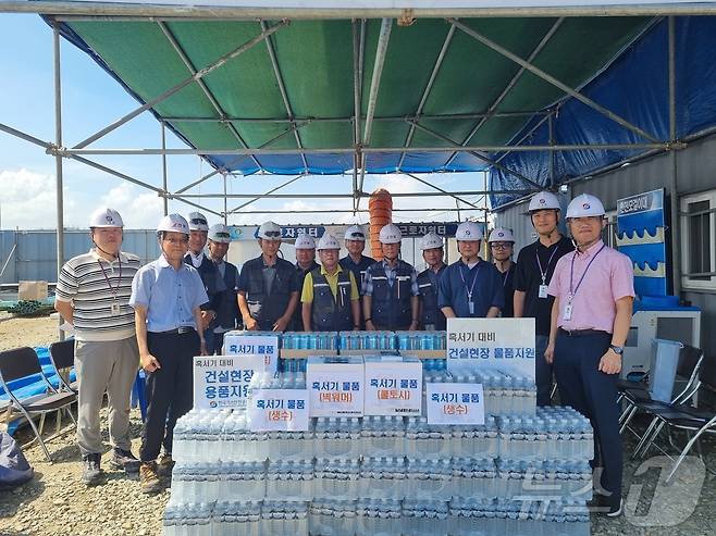 8일 한국가스안전공사가 액화수소 검사지원센터 건설 현장 온열질환 대책을 점검했다고 밝혔다. 사진은 생수 전달 모습.(공사 제공)2024.8.8/뉴스1