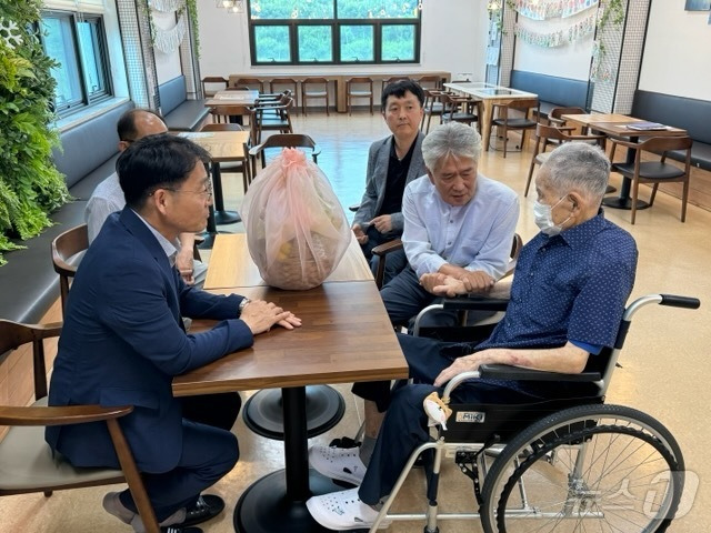 8일 전북자치도 및 광복회 관계자들이 이석규 애국지사를 방문해 감사의 뜻을 전하고 있다.(전북자치도 제공)/뉴스1