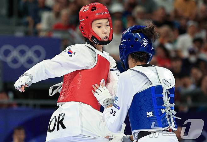 대한민국 태권도 국가대표팀 김유진 선수가 8일 오후(한국시간) 프랑스 파리 그랑 팔레에서 진행된 2024 파리올림픽 태권도 여자 57kg급 16강 경기에서 튀르키예의 하티제 퀴브라 일귄 선수와 자웅을 겨루고 있다. 2024.8.8/뉴스1 ⓒ News1 박정호 기자