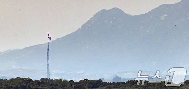 파주 접경지역에서 바라본 비무장지대(DMZ) 북한 기정동 마을에 인공기가 휘날리고 있다. 2024.6.6/뉴스1 ⓒ News1 이승배 기자