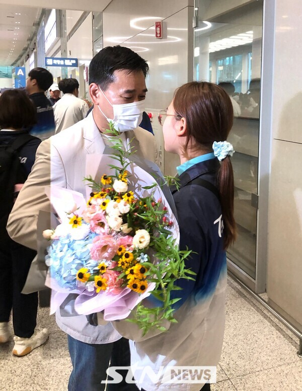 딸 여서정(우측)을 위로하는 아빠 여홍철 교수(좌측). 인천공항=사진┃이형주 기자