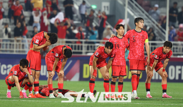 25일(현지시간) 카타르 도하 압둘라 빈 칼리파 스타디움에서 열린 2024 아시아축구연맹(AFC) U-23 아시안컵 8강전 대한민국과 인도네시아의 경기, 승부차기에서 10대11로 패배하며 올림픽 본선 진출이 좌절된 한국 선수들이 아쉬워하고 있다. 사진┃뉴시스