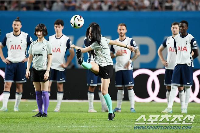 토트넘 홋스퍼와 바이에른 뮌헨의 친선경기가 3일 서울월드컵경기장에서 열렸다. 뉴진스 민지가 시축을 하고 있다. 상암=박재만 기자 pjm@sportschosun.com /2024.08.03/