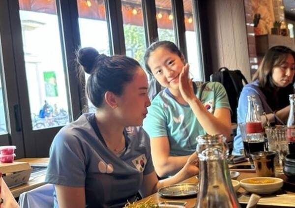 삼겹살을 먹는 전지희(왼쪽)·신유빈. ⓒ대한탁구협회