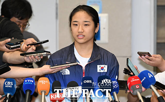 '2024 파리 올림픽' 대회를 마친 대한민국 배드민턴 국가대표 안세영 선수가 7일 오전 인천국제공항을 통해 귀국해 입장을 밝히고 있다. /박헌우 기자