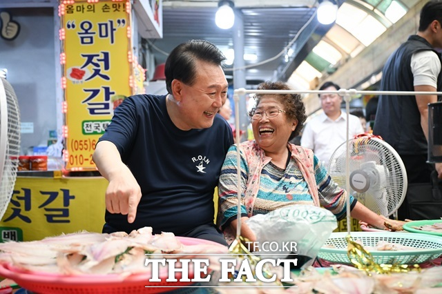 윤석열 대통령이 휴가 첫날인 지난 5일 경남 통영 중앙시장을 방문, 생선 상인과 대화하고 있다. /더팩트 DB