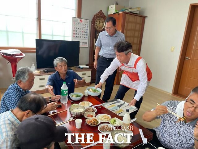 8일 농협 대전본부가 기성농협, 고향주부모임 대전시지회와 함께 '사랑·건강·행복을 위한 3계탕 DAY행사'를 진행하고 있다. /대전농협