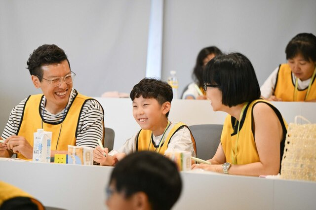 지난 7일 서울시 구로구 넷마블 사옥에서 열린 '임직원 가족 견학 프로그램'에 참여한 넷마블 직원과 가족들이 프로그램 과정에 참여하고 있다. /넷마블문화재단