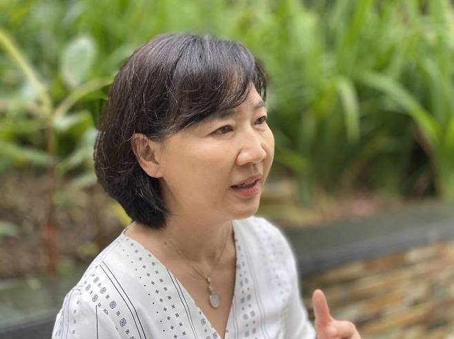 안 교수는 "자신이 세운 목표가 자신의 역량에 맞는 것인지 항상 재정비하고, 목표가 너무 높아서 지금 생활이 너무나 고통스러우면 그 목표 포기하고 더 적당한 목표를 정해야 한다"면서 "반대로 현재의 목표가 자신의 역량을 전적으로 발휘하기에는 너무 작은 그릇이면 그 목표가 더 안전해 보여도 포기하고 더 높은 도전으로 바꾸는 것이 좋을 수도 있다"고 말했다. 이어 "그런데 문제는 어떤 이유이건 하던 것을 포기하기 위해서는 위험을 무릅쓸 수 있는 자신감이 필요하다"면서 "또 자신이 어떤 사람인 지에 대한 정확한 이해도 필요하다"고 강조했다. (사진제공=안우경 교수)