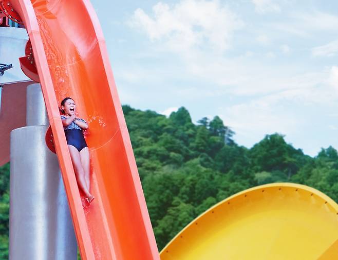 수직 낙하 슬라이드 ‘용감한 절벽’. /오션파크 제공