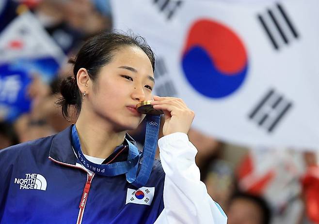 대한민국 배드민턴 대표팀 안세영이 5일 오후(한국시간) 프랑스 파리 라 샤펠 아레나에서 열린 2024 파리올림픽 배드민턴 여자 단식 시상식에서 금메달에 입을 맞추고 있다. / 사진 = 뉴스1