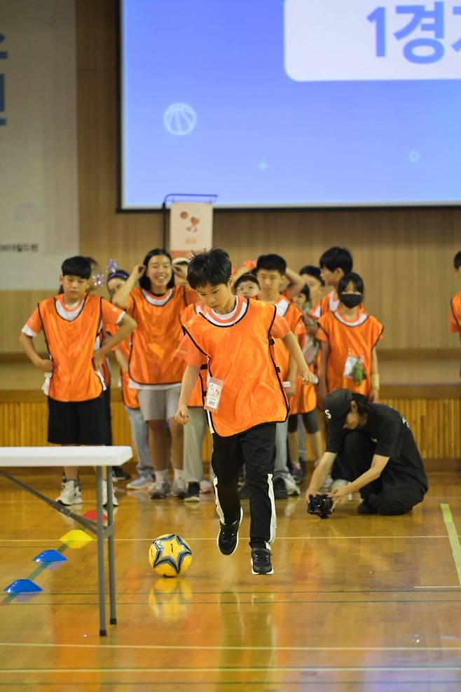 제일기획은 8일 경기 고양시에 위치한 삼성화재 글로벌캠퍼스 다목적홀에서 삼성 다문화청소년 스포츠 클래스의 특별활동인 여름캠프를 개최했다. 여름캠프에 참가한 청소년들이 축구공 드리블을 하고 있다. 제일기획 제공