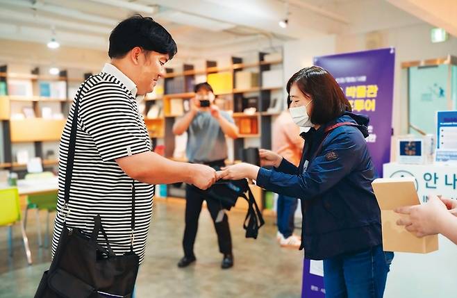 지난 6월25일 용산구 청파동에 위치한 식민지역사박물관에서 김승은 식민지역사박물관 학예실장(오른쪽)이 스탬프투어 첫 완주자 분께 기념품을 전하고 있다. 평화·민주·인권을 향한 작은 박물관들은 8개 박물관을 완주한 이들에게 기념품을 주고 있다. 스탬프투어 참가는 구글링크(https://forms.gle/7W1hXyMF9mYDXKJo7)를 통해 하면 된다.