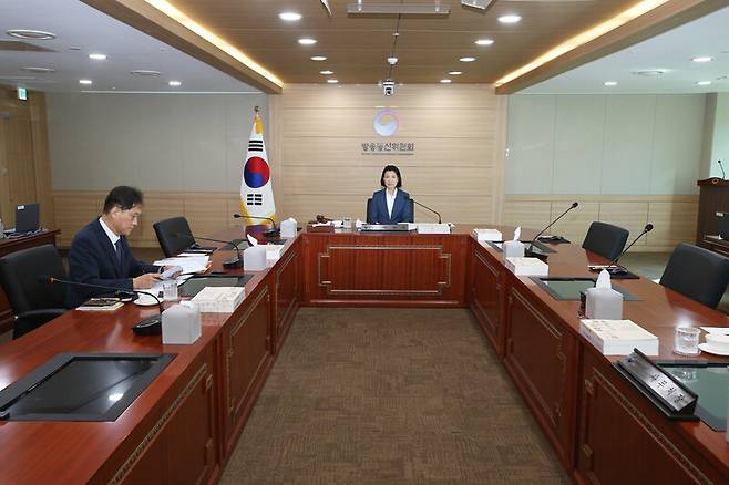 이진숙 방송통신위원장과 김태규 위원이 지난 7월31일 취임 직후 정부과천청사 방통위에서 공영방송 이사 선임안 의결을 위한 전체회의를 하고 있다. 방통위 제공