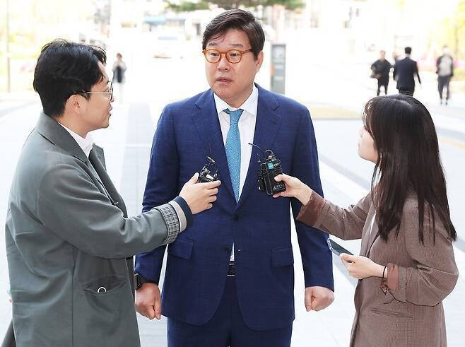 지난달 12일 ‘불법 대금 송금’ 관련 사건 선고공판을 받기 위해 수원지법에 나온 김성태 전 쌍방울그룹 회장이 기자들의 질문에 답하고 있다. 연합뉴스