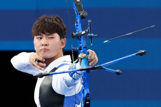 지난 1일(현지시간) 프랑스 파리 레쟁발리드에서 열린 2024 파리올림픽 양궁 남자 개인전 이탈리아의 페데리코 무솔레시와의 32강 경기에서 김제덕이 과녁을 향해 화살을 쏘고 있다. 연합뉴스