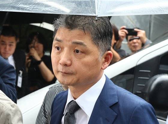 SM엔터테인먼트 시세 조종 의혹과 관련해 검찰 수사를 받아온 카카오 창업자 김범수 경영쇄신위원장이 지난달 22일 오후 서울 양천구 남부지방법원에서 구속 전 피의자 심문(영장실질심사)에 출석하고 있다. 연합뉴스