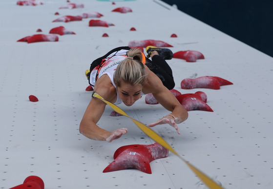 Aleksandra Miroslaw of Poland competes during the women's sport climbing speed competition in Paris, France on Wednesday.  [XINHUA/YONHAP]