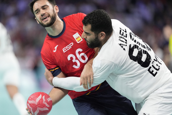 Spain's Ian Tarrafeta, left, is challenged by Egypt's Ahmed Adel during a quarterfinal handball match between Spain and Egypt at the Paris Olympics Wednesday in Villeneuve-d'Ascq, France. [AP/YONHAP]