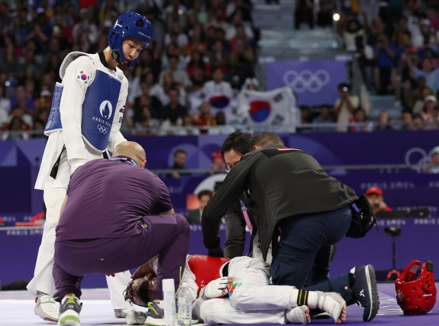 7일(현지시간) 프랑스 파리 그랑팔레 태권도경기장에서 열린 2024 파리올림픽 태권도 남자 58kg급 결승전에서 한국 박태준이 부상으로 쓰러진 아제르바이잔의 가심 마고메도프를 바라보고 있다. 연합뉴스