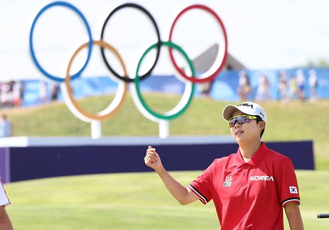 김효주가 7일 프랑스 파리 르 골프 나쇼날에서 열린 2024 파리올림픽 골프 여자 개인전 1라운드 18번홀에서 경기를 마친 뒤 같은 조의 선수들과 인사하기 위해 이동하고 있다. 연합뉴스