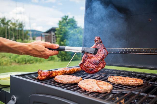 불 위에 그릴을 놓고 굽는 직화 바비큐. 우리에게 가장 익숙한 고기 굽기다.
