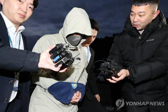 46억여 원을 횡령한 전 국민건강보험공단 팀장 최모 씨가 지난 1월 17일 강원경찰청으로 조사를 받기 위해 들어가고 있는 모습. 연합뉴스.