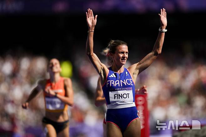 [파리=AP/뉴시스]프랑스 알리스 피놋이 7일(한국시각) 파리 스타드 드 프랑스에서 열린 2024 파리 올림픽 육상 여자 3000m 장애물 결승을 앞두고 인사하고 있다. 2024.08.07.