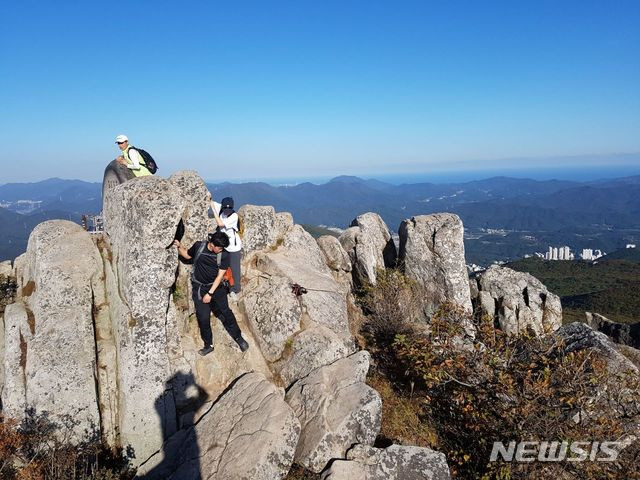 [부산=뉴시스] 금정산 최고봉인 고당봉 모습. (사진=뉴시스 DB) 2019.04.22. photo@newsis.com