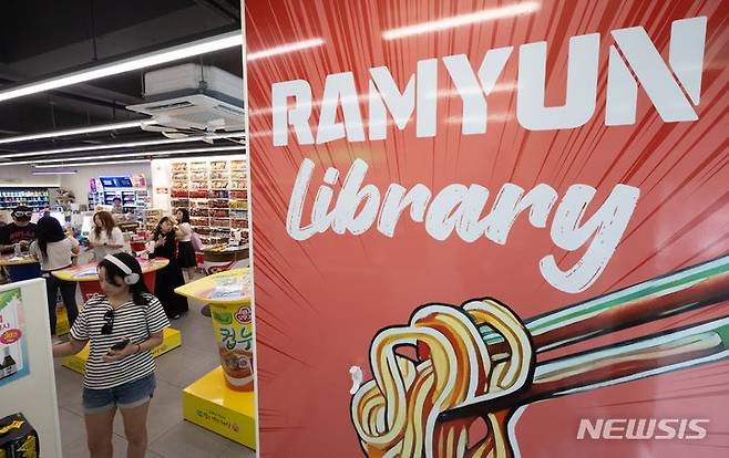 [서울=뉴시스] 김근수 기자 = 지난달 3일 오전 서울 마포구 CU 편의점 홍대상상마당점에서 외국인들이 라면을 먹고 있다. 라면은 K푸드 중 가장 많이 수출된 품목으로 올해 상반기 수출액은 1년 전보다 30% 넘게 늘어 6억달러에 육박했다. 농림축산식품부는 올해 6개월간 라면 수출액이 작년 동기보다 32.3% 증가한 5억9천만달러(약 8천억원)로 집계됐다고 밝혔다. (해당 사진은 기사와 직접 관련이 없습니다.) 2024.07.03. ks@newsis.com