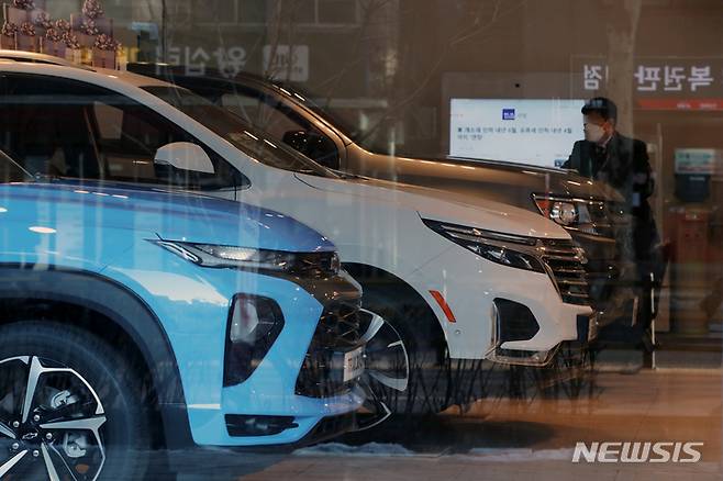 [서울=뉴시스] 고승민 기자 = 서울의 한 자동차 대리점 모습. 2022.12.20. kkssmm99@newsis.com