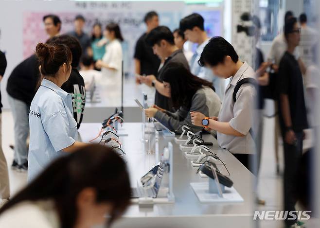 [서울=뉴시스] 김명년 기자 = 서울 마포구 삼성스터오 홍대에 마련된 체험공간 '갤럭시 스튜디오'에서 방문객들이 갤럭시 Z 폴드6·플립6, 갤럭시 링 등 출시 예정 상품을 살펴보고 있다. 2024.07.11. kmn@newsis.com