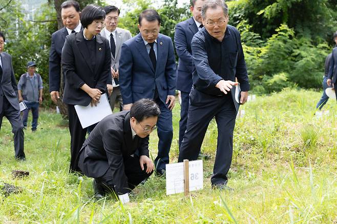 [수원=뉴시스] 8일 오전 선감학원 공동묘역에서 열린 선감학원 희생자 유해발굴 개토 행사 이후 김동연 경기도지사가 희생자 분묘를 살펴보고 있다. (사진=경기도 제공) *재판매 및 DB 금지