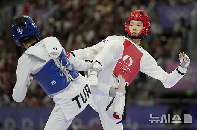 [파리=AP/뉴시스] 김유진(오른쪽)이 8일(현지시각) 프랑스 파리의 그랑 팔레에서 열린 2024 파리올림픽 태권도 여자 57㎏급 16강전에서 하티스 쿠브라 일군(튀르키예)과 경기하고 있다. 김유진이 2-0(7-5 7-2)으로 이기고 8강에 올랐다. 2024.08.08.